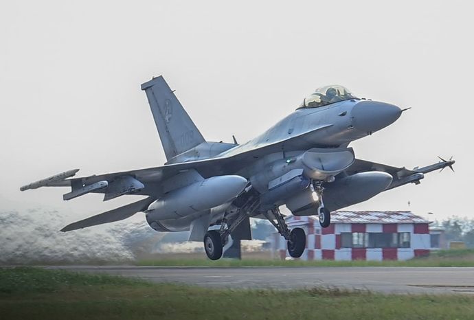 韓国空軍のF-16C戦闘機が山中に墜落、操縦士が緊急脱出もパラシュートが木に引っかかり宙吊り状態に！