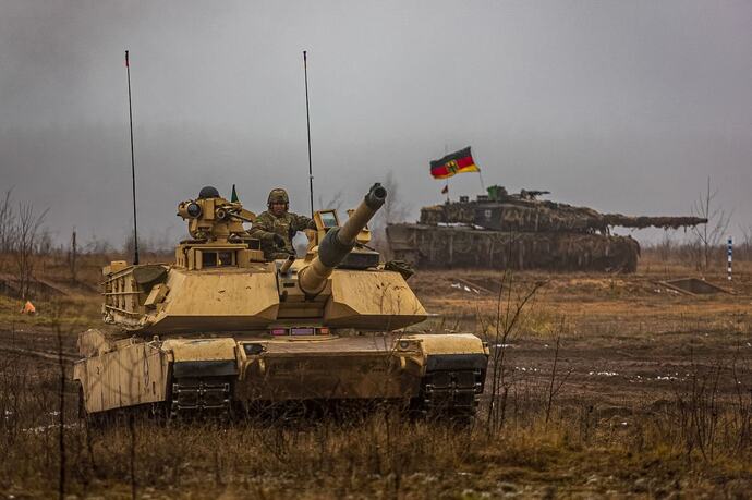 NATO多国部隊が戦車演習を実施…ノルウェー、ドイツ、アメリカの戦車が実弾射撃！