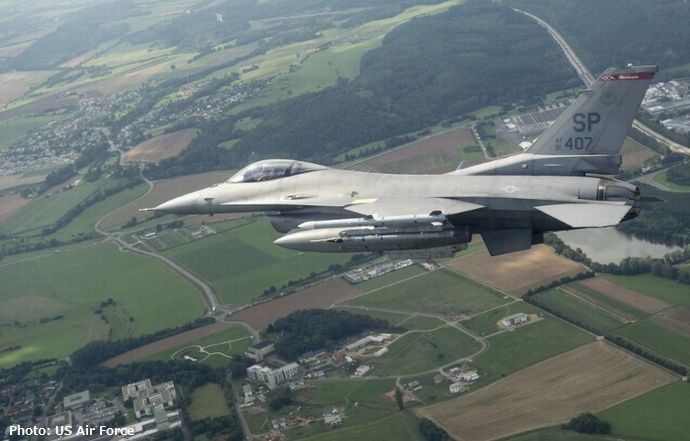 韓国で在韓米軍のF-16戦闘機が農村地帯に墜落、パイロットは無事に脱出…事境界線まで64キロの地点！