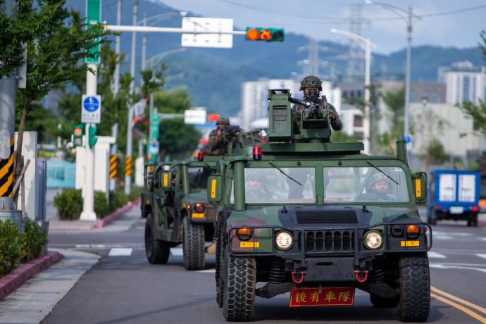 台湾陸軍航空隊、AH-64D対戦車攻撃ヘリの野戦補給訓練を実施！