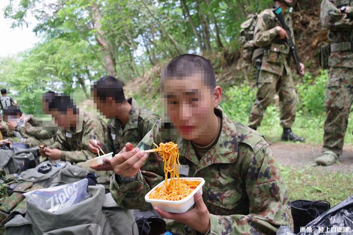 予備自衛官1日の食事代は大阪の中学生給食以下？…国を護るにはあまりに「ひもじい」食事写真！