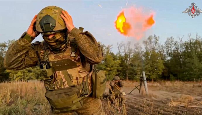 北朝鮮兵は最初の砲撃を受けると(恐怖心から)仲間同士で身を寄せ合うので、狙うのが簡単！