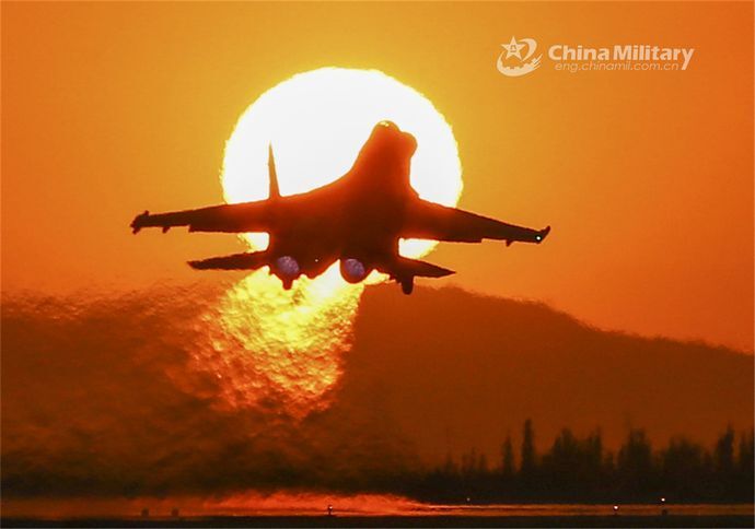 台湾周辺に中国の軍用機延べ103機、近年では最多…40機が中間線を越え！