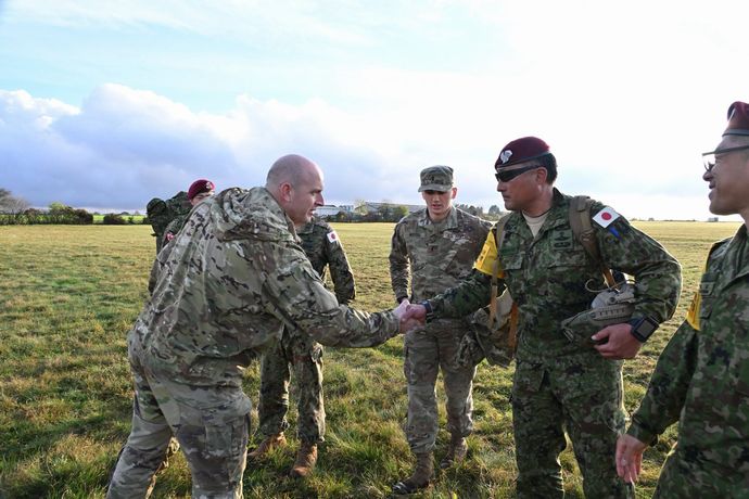 自衛隊がNATOの演習に初参加…空挺部隊の司令官自らパラシュート降下！