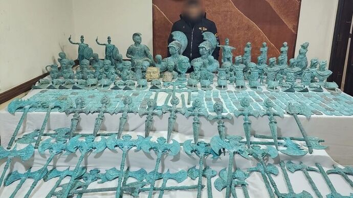 アレクサンドリア沖の海底に潜って古代の遺物を盗もうとする男2人を逮捕…エジプト内務省！