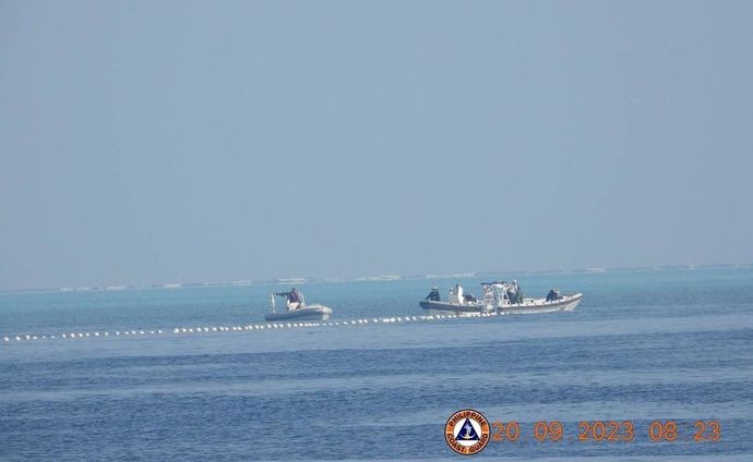 中国海警船が南シナ海で浮遊障壁を設置して漁船の航行妨害…フィリピン沿岸警備隊が撤去！