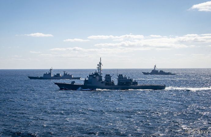 日米韓海上訓練で海自艦艇2隻が「旭日旗」を掲揚したまま訓練に…韓国メディア！