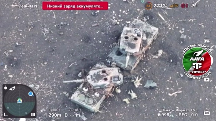 レオパルト2A4戦車が2両並んで殺られている映像…ロシアFPVに弱点を狙い撃ちされた可能性！