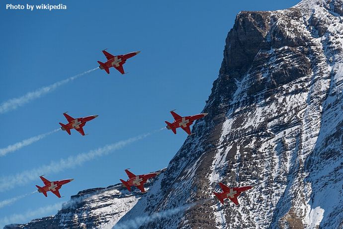 800px-Axalp_Swiss_Airforce_Display_(231729323)