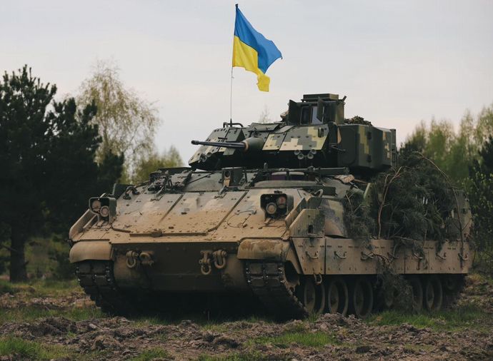 ウクライナ軍のM2歩兵戦闘車が待ち伏せ攻撃、ロシア軍のMT-LB装甲車3両を30秒で連続撃破！