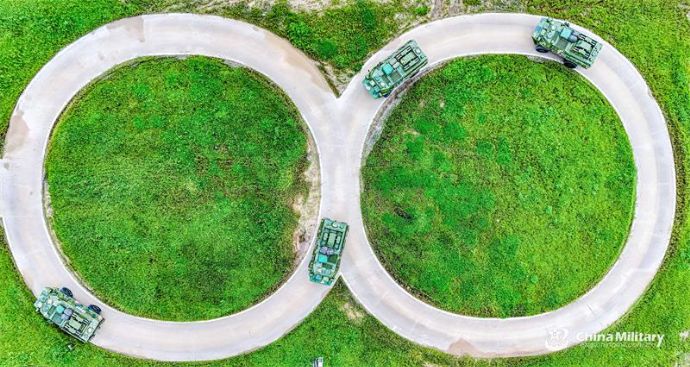 中国陸軍、戦場を想定したあらゆる環境での車両走行訓練を実施！