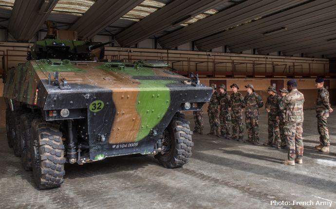 フランス陸軍の予備役兵士がVBCI歩兵戦闘用装甲車に体験搭乗！