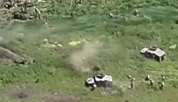 ウクライナ軍のハンヴィーと歩兵が連携して塹壕を掃討…M2重機関銃で援護射撃！