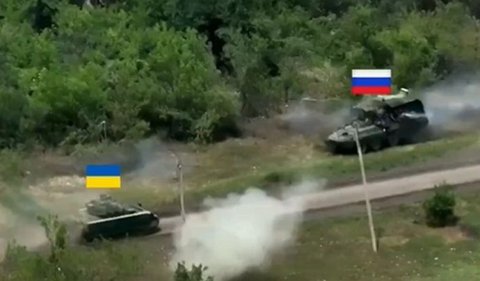 M2A2ブラッドレー歩兵戦闘車がBTR-82装甲兵員輸送車を至近距離で撃破…ウ軍第47独立機械化旅団！