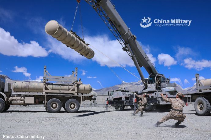 中国軍地対空ミサイル旅団に所属する兵士がミサイル装填作業を組織化！