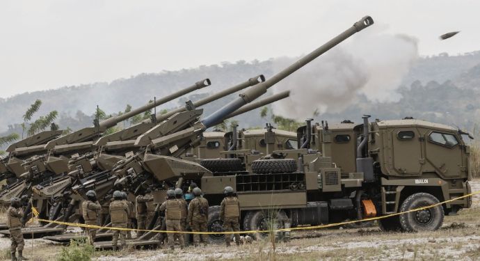 フィリピン軍、トラック搭載型155mm自走榴弾砲「ATMOS 2000」配備で防衛力を強化！