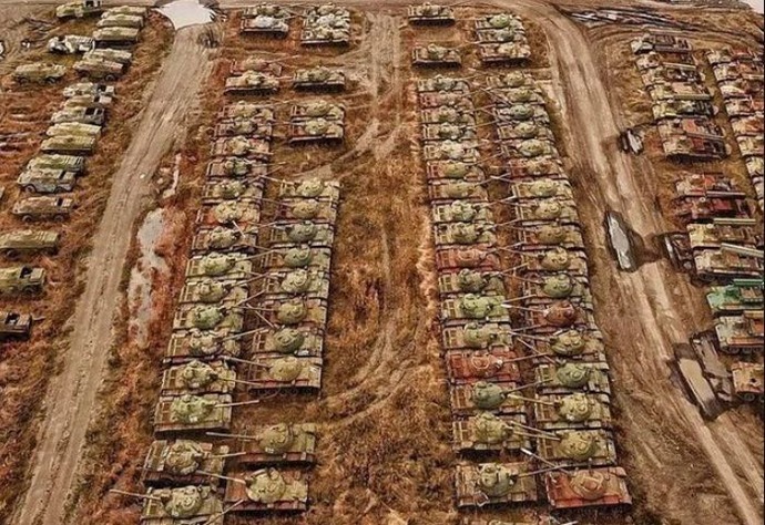 ロシア軍戦車、まだ半分位は残ってるらしいけど、どれもこれも骨董品たろ？！