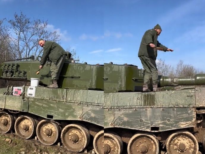 T-72からレオパルド2戦車に乗り換え…ウキウキのウクライナ兵！