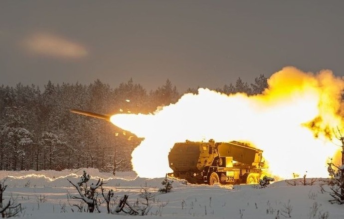 ウクライナ軍、ロシア占領下で完成間近だった鉄道橋を破壊、補給に新たな打撃…HIMARSを使用か！