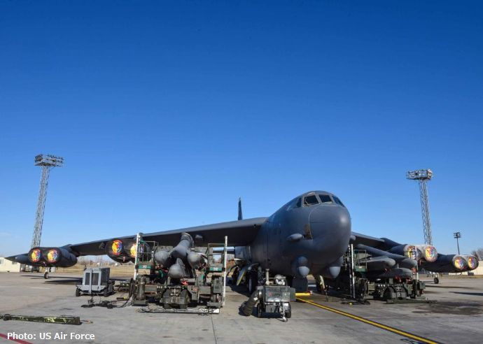 B-52Hストラトフォートレス戦略爆撃機に巡航ミサイルを素早く正確に搭載する航空要員！
