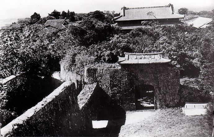 中国共産党機関紙「日本軍が王宮に侵入して国王を追放、琉球併合を強行した」と主張！