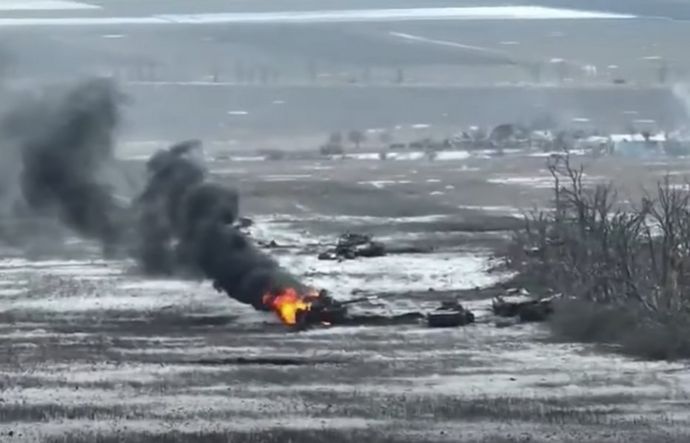 ヴフレダールでまた中隊規模ほどのロシア機甲部隊が壊滅…地雷処理車もなく平原を突撃！