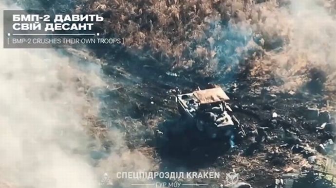 ロシア軍BMP-2歩兵戦闘車、降車歩兵を踏み潰して前進！