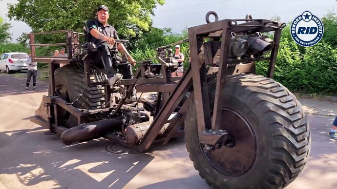 世界一巨大で重い自転車「クライネ・ヨハンナ」…重量2トン、全長5m、高さ2m、携帯充電用のエンジン発電機も搭載！