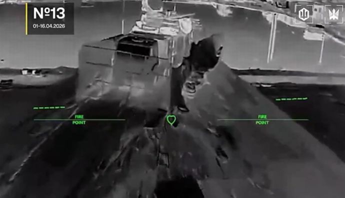 対ドローンケージ装備のロシア軍パンツィール-S1防空システムにドローン攻撃！