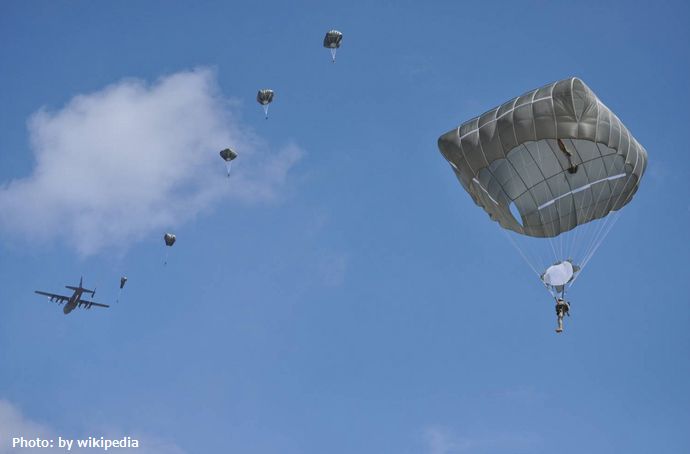 「オリオン座みたいでロマンチック」米軍のパラシュート訓練視察の市議が発言！