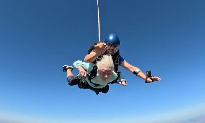 「年齢なんて、ただの数字」…104歳がスカイダイビングの世界最高齢記録を更新！