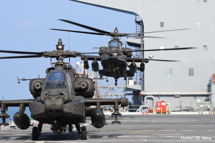 米海軍の遠征海上基地「ルイス・B・プラー」の飛行甲板から米陸軍のアパッチ攻撃ヘリが離発艦！