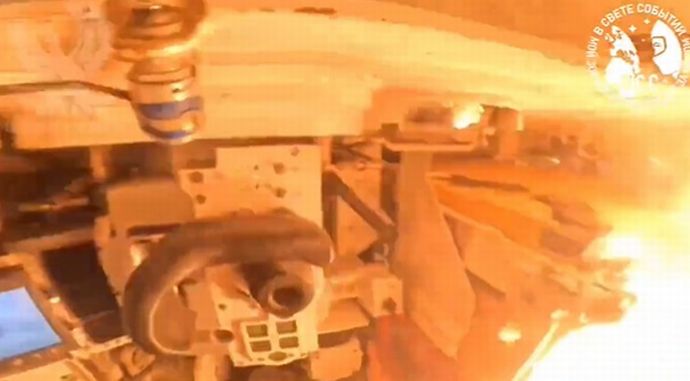 対戦車ミサイルを喰らうロシア軍T-90M戦車の内部映像！