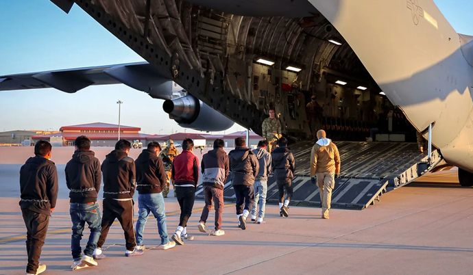 コロンビア大統領、アメリカから強制送還される移民を乗せた軍用機の受け入れを拒否…トランプ氏は報復措置！