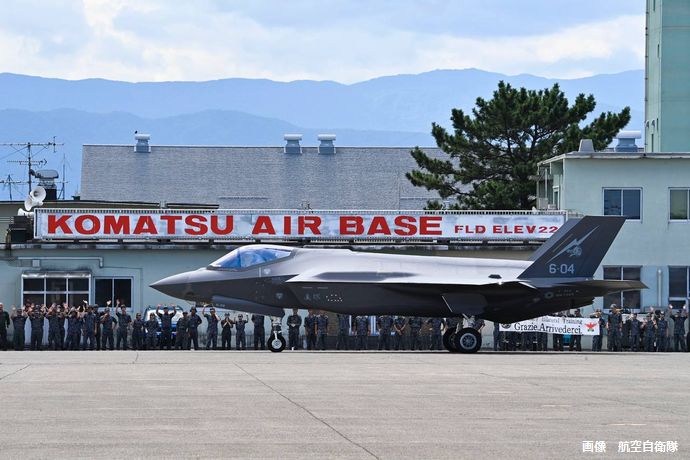 空自小松基地所属機を最新鋭F-35Aステルス戦闘機に更新へ、28年度に8機配備…飛行教導群はF-15能力向上型に！