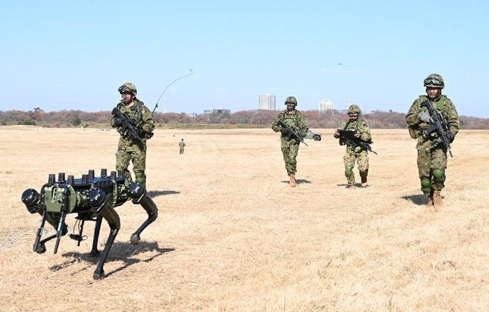 陸上自衛隊の偵察用ロボット犬が降下訓練前に「ストライキ」…甘えてる？！