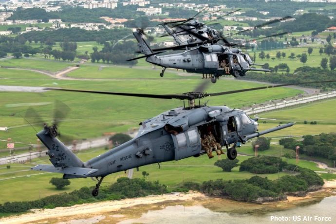 日本の嘉手納基地上空を編隊飛行する米空軍HH-60Gペーブホーク！