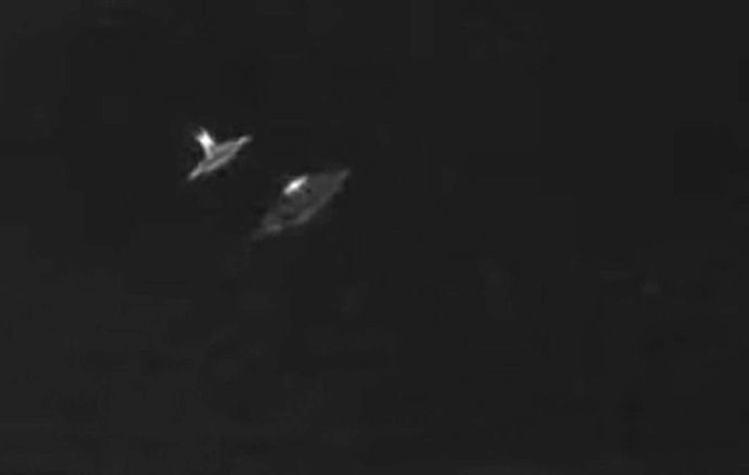 カリフォルニアのビーチ上空にUFOが出現…サーフィンスポットのライブカメラが捉えた！