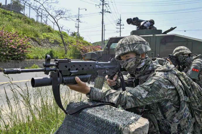 韓国海兵隊員が黄海の安眠島での合同防衛訓練に参加！