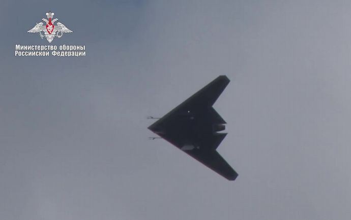 ロシア軍のステルス無人攻撃機「S-70 オホートニク」を友軍Su-25が撃墜…コントロール不能で処分か！