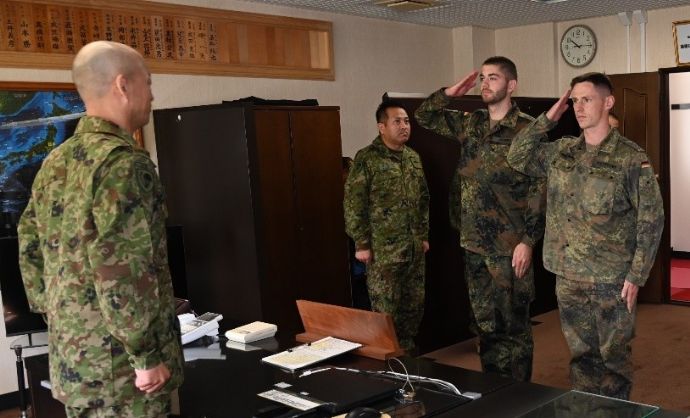 陸自第1空挺団、訓練にドイツ陸軍若年将校を受け入れ…信頼関係の維持及び向上！