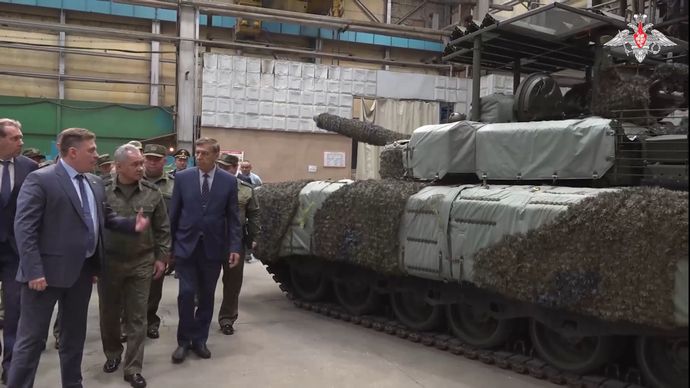 T-80BVM戦車の生産ライン、戦時改修で熱遮蔽シート装備か？！