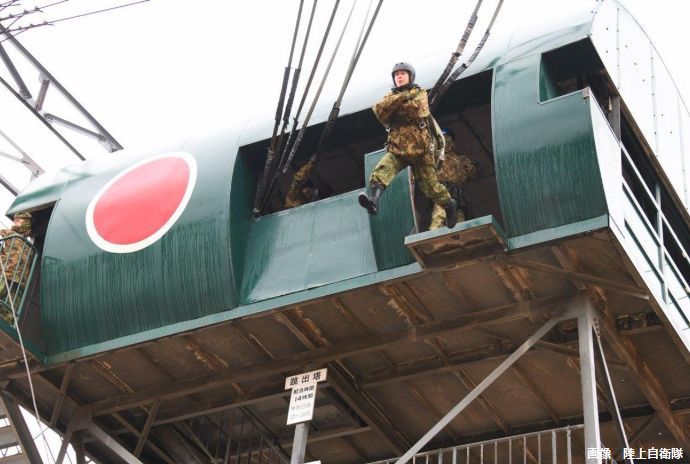 小野田防衛政務官が習志野駐屯地を視察、跳出塔や降下塔からの訓練を体験！