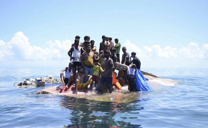 500人以上のロヒンギャ乗せた2隻のボート転覆、427人死亡と推定…ミャンマー沖！