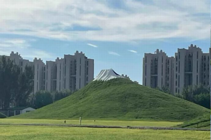 中国の観光地、丘を白く塗った富士山のレプリカで2千円近い入場料を取る！