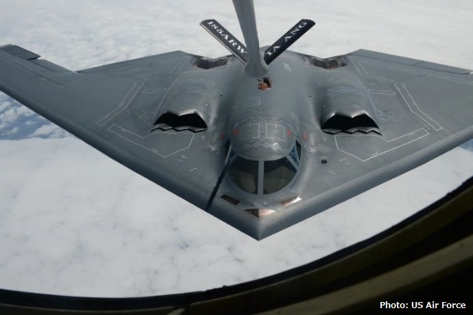 ミズーリ州上空で米空軍のステルス戦略爆撃機B-2が空中給油機KC-135から燃料補給！