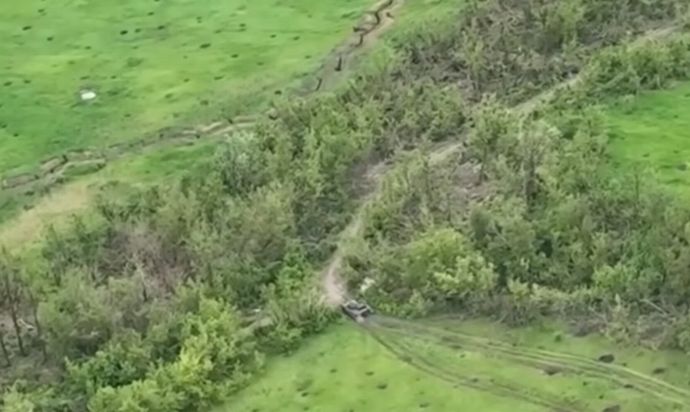 ウクライナ陸軍第3独立戦車旅団がロシア軍敵陣地を戦車で掃討…バフムト近郊！