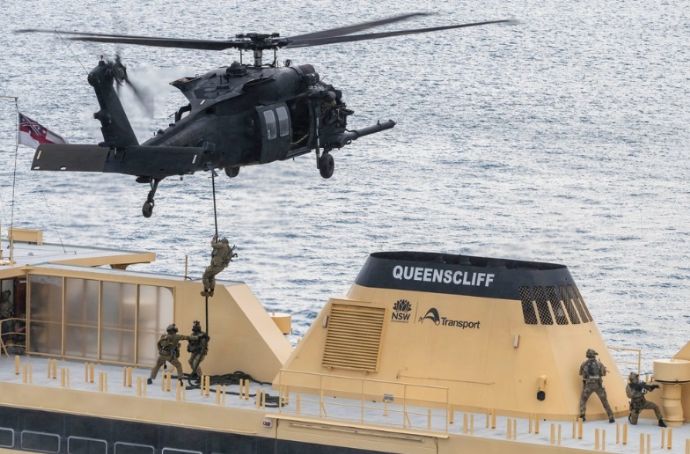 アメリカ海軍特殊戦部隊、シドニー港で多国籍海上船舶臨検(VBSS訓練)を実施！