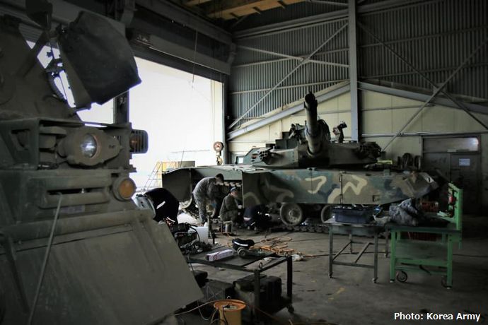 韓国陸軍の車両整備工場では、K1A1戦車の修理などに日夜奮闘！