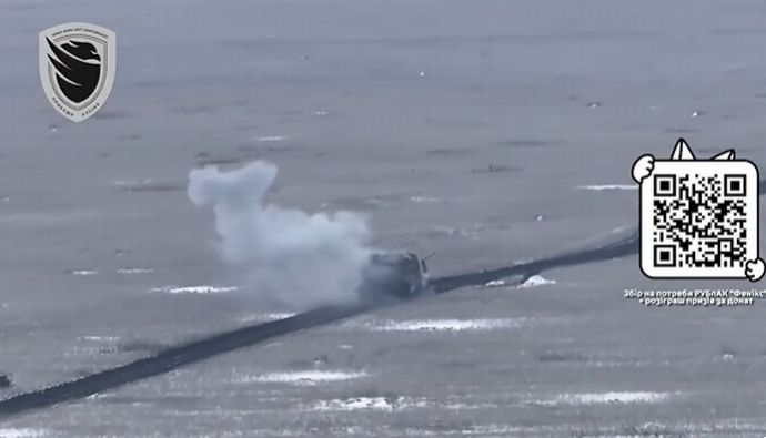 ロシア軍戦車が単独で「バンザイ突撃」、ウクライナ軍ドローンが群がり連続攻撃で粉砕される…クルスク戦線では死傷率50％！